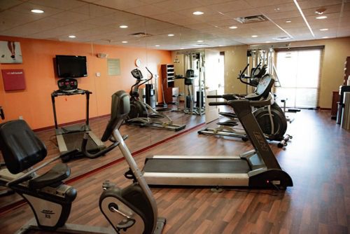 comfort suites near airport fitness room