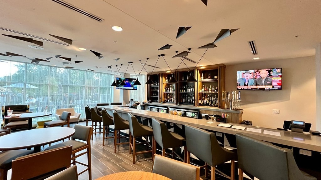 Hotel Near Orlando Airport With Bar